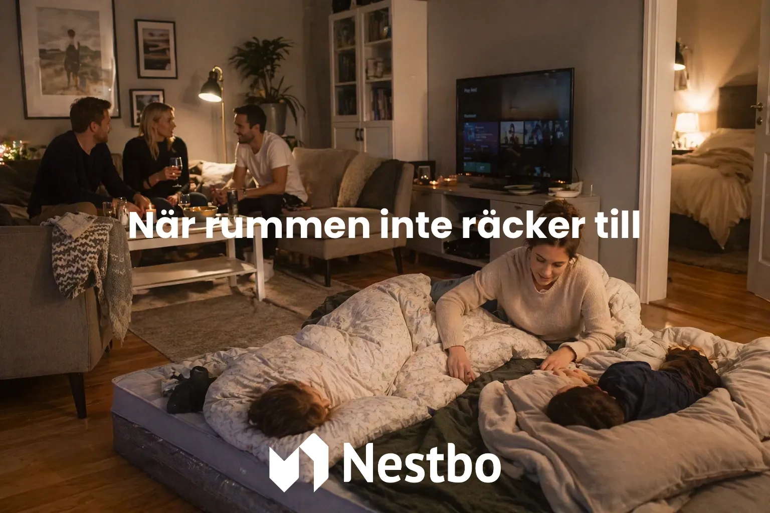 Familj med gäster där barn sover på madrasser i vardagsrummet på grund av platsbrist