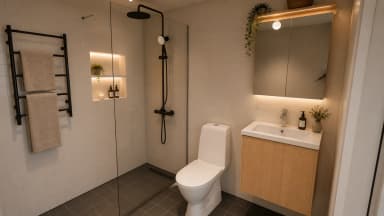 Attefallhus/komplemenbostadshus som visar ett badrum med kommod/handfat, dusch och toalett