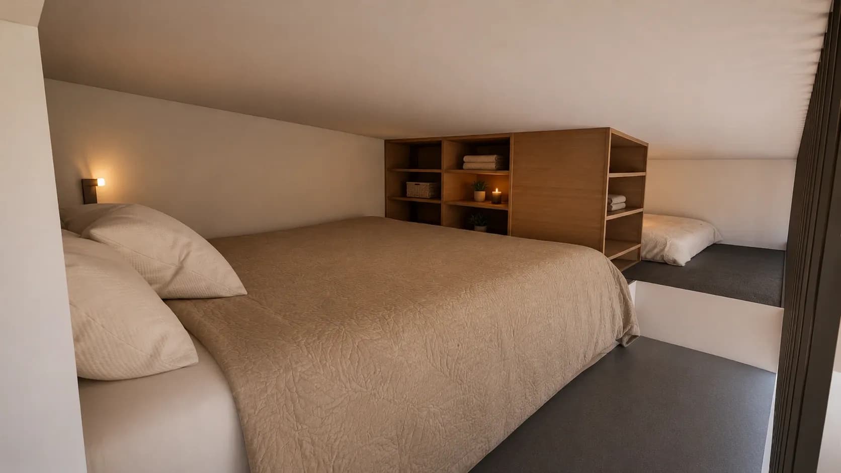 Loft på attefallshus/komplementbostadshus som visar en dubbelsäng, en enkelsäng och garderob