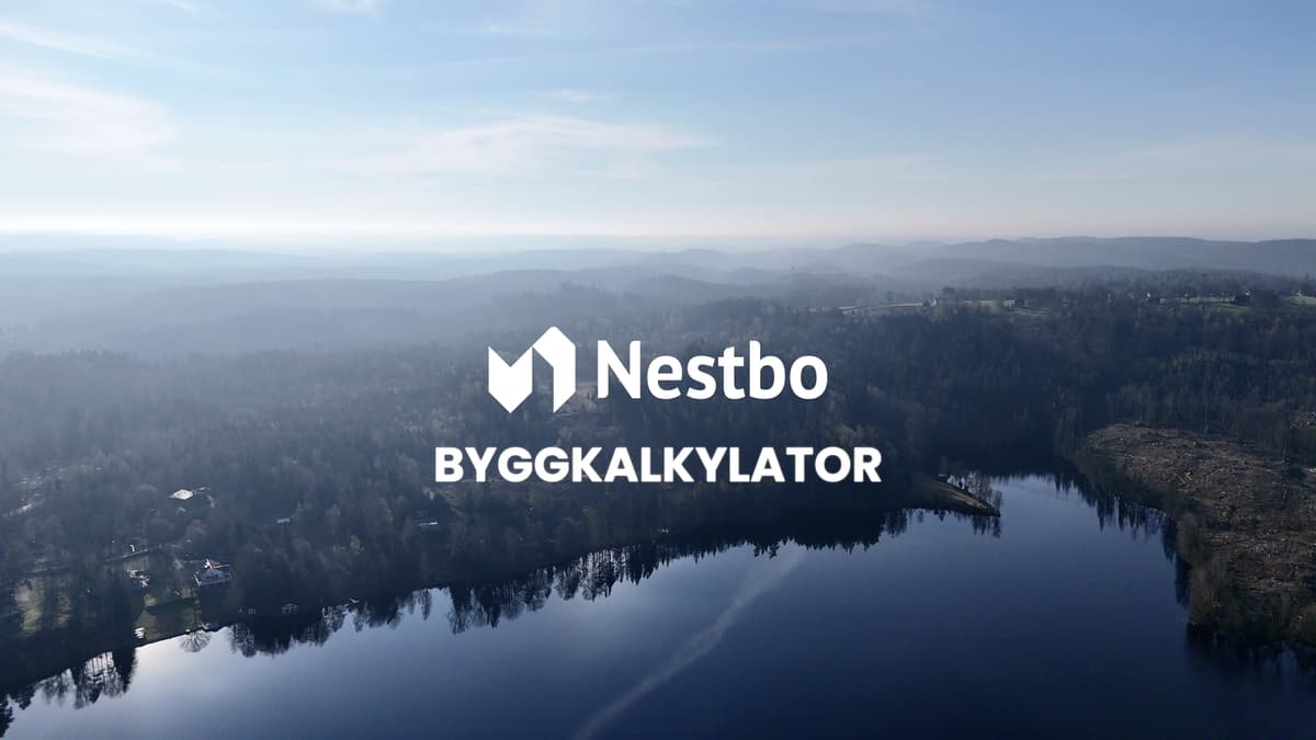 Drönarbild över sjö och skog med texten Nestbo Byggkalkylator